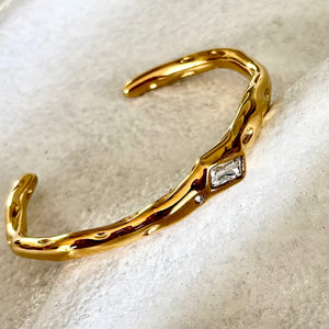 Astra Gold Cuff, Diamonte detail