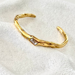 Astra Gold Cuff, Diamonte detail