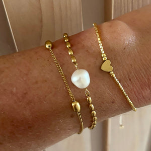 Delicate pearl bracelet, tear drop 18k gold chain