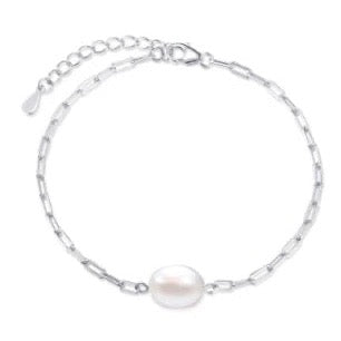 Delicate Pearl bracelet. Box chain detail